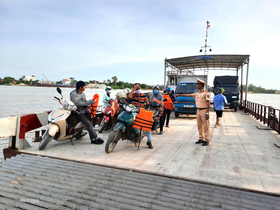 Công an huyện Kim Sơn tăng cường đảm bảo ATGT đường thủy nội địa