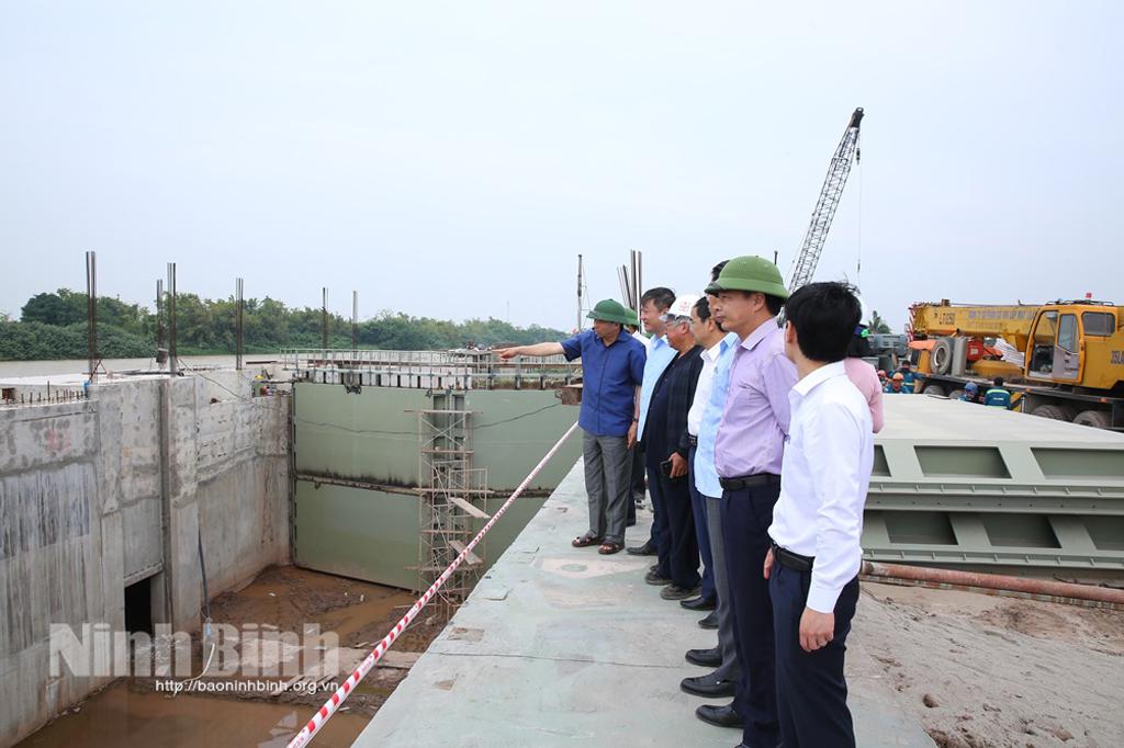 Các đồng chí lãnh đạo tỉnh kiểm tra công tác phòng chống cơn bão số 7