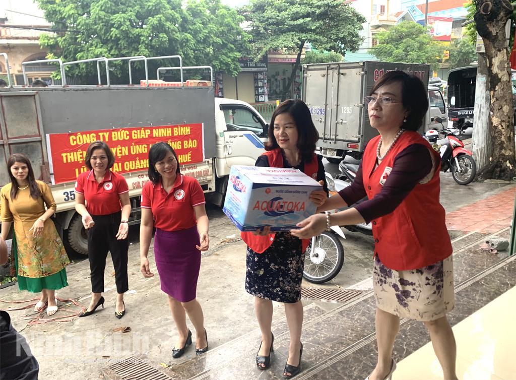 Chuyến xe đầu tiên chở hàng thiết yếu về với miền Trung ruột thịt