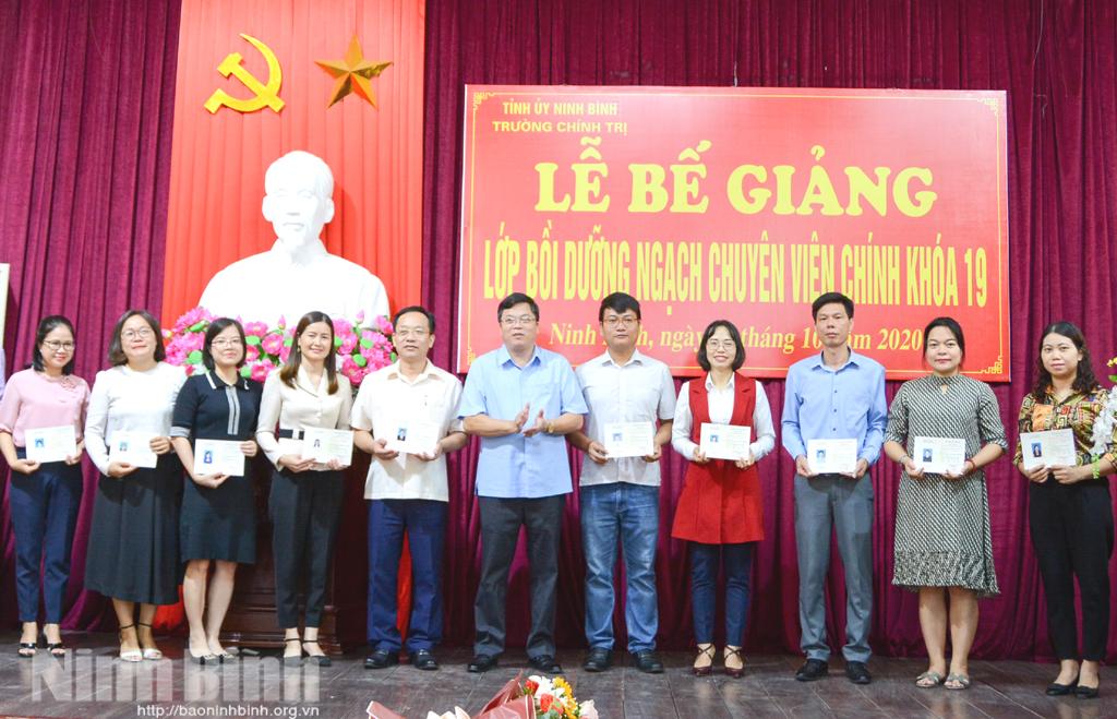 Bế giảng lớp bồi dưỡng ngạch chuyên viên chính khóa 19