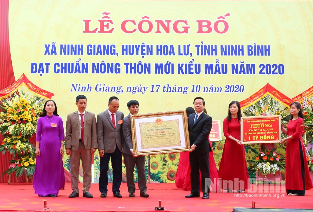 Ninh Giang đón bằng công nhận xã đạt chuẩn nông thôn mới kiểu mẫu