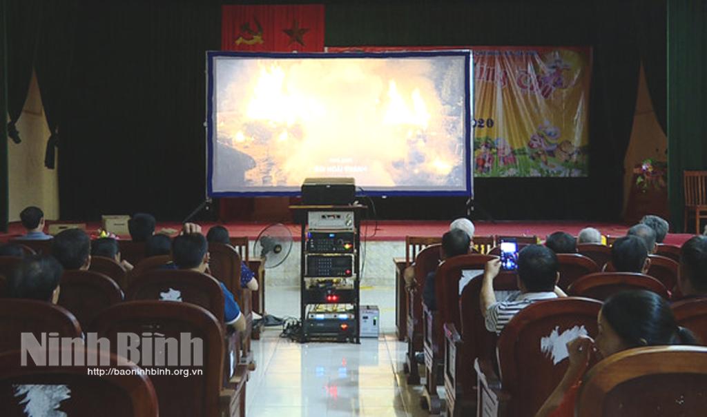 Chiếu phim lưu động chào mừng đại hội Đảng thu hút người dân nông thôn