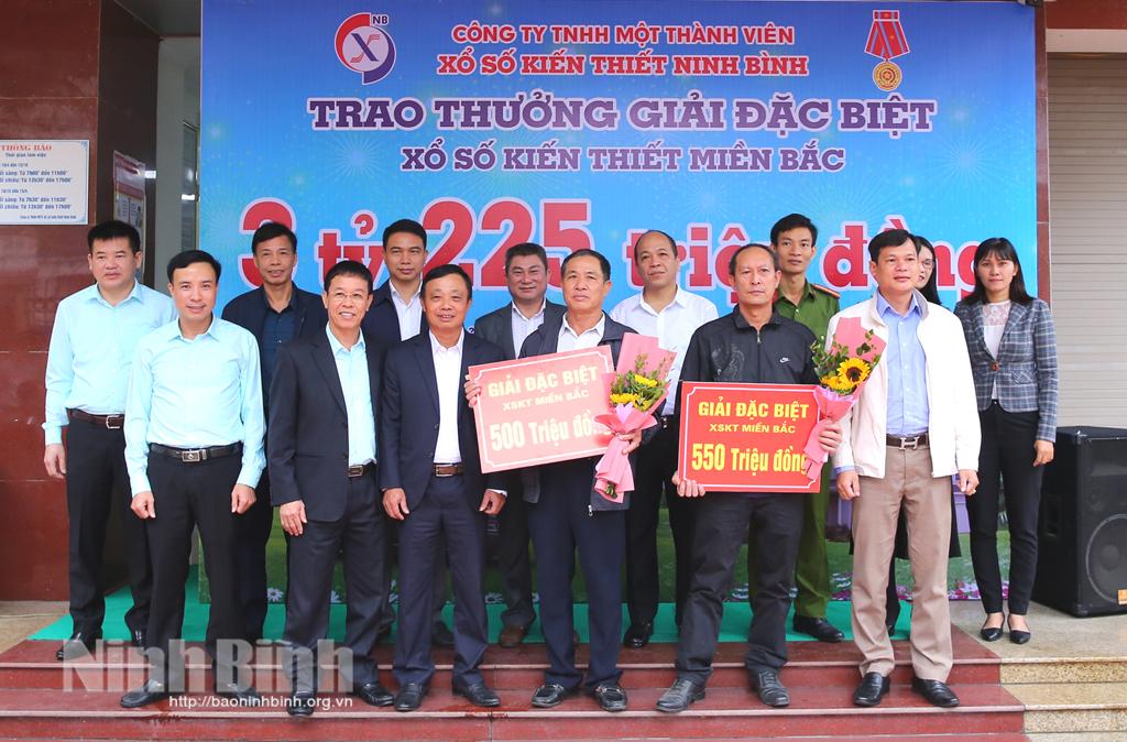 Công ty TNHH MTV Xổ số kiến thiết Ninh Bình trao thưởng cho giải đặc biệt