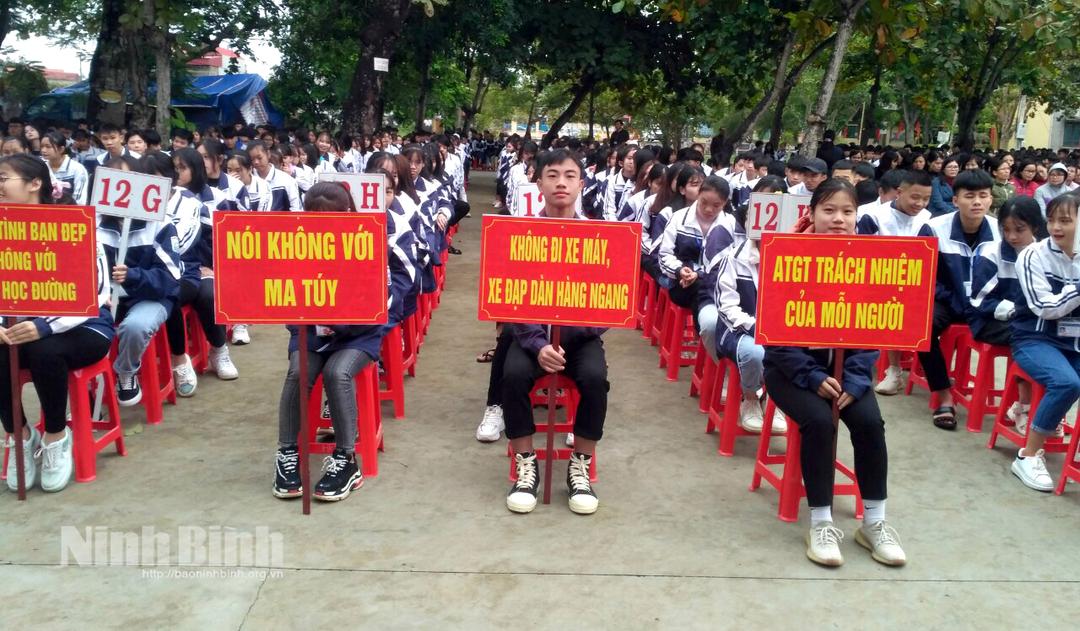 Tuyên truyền các quy định của pháp luật cho học sinh trường THPT Yên Mô A