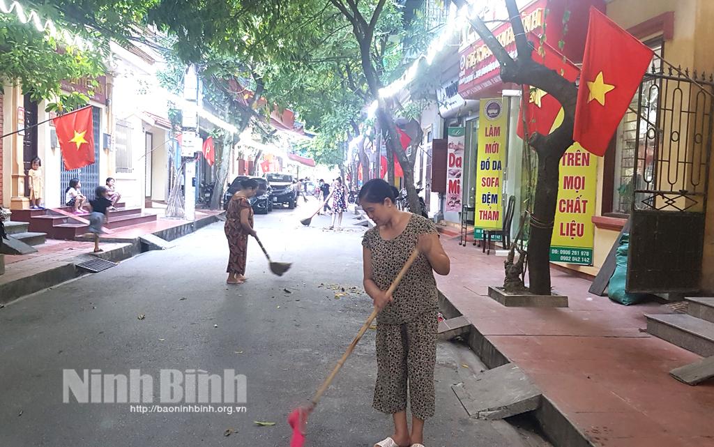 Chi hội Phụ nữ phố Trần Kiên, thi đua xây dựng gia đình hạnh phúc