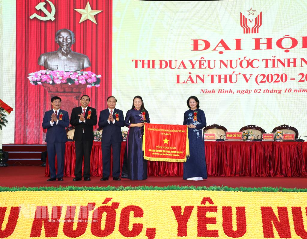 Khen thưởng các tập thể, cá nhân đạt thành tích xuất sắc trong các phong trào thi đua của tỉnh, giai đoạn 2015 - 2020