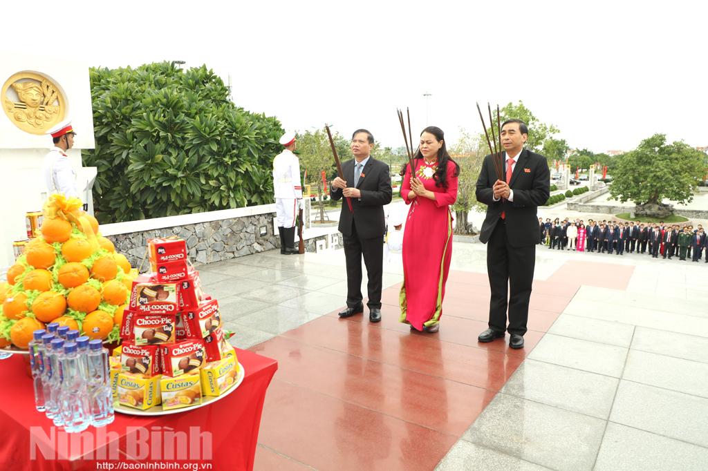 Đoàn đại biểu dự Đại hội đại biểu Đảng bộ tỉnh lần thứ XXII dâng hương tưởng niệm các Anh hùng liệt sĩ