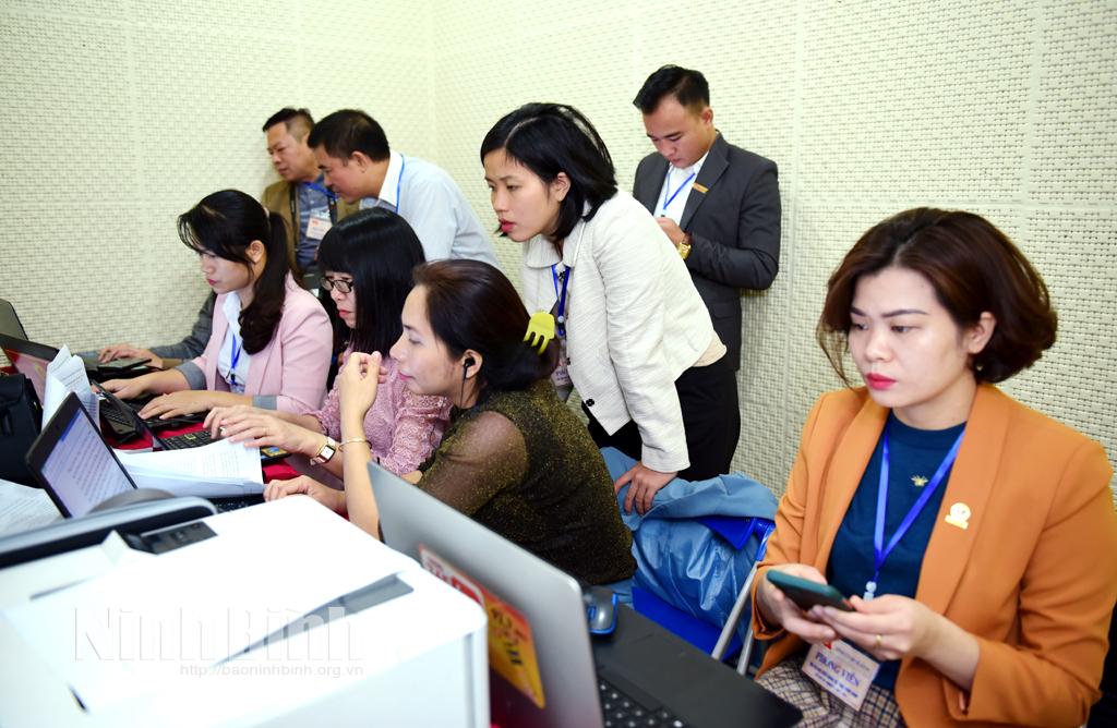 Các cơ quan báo chí tác nghiệp tại Đại hội đại biểu Đảng bộ tỉnh Ninh Bình lần thứ XXII