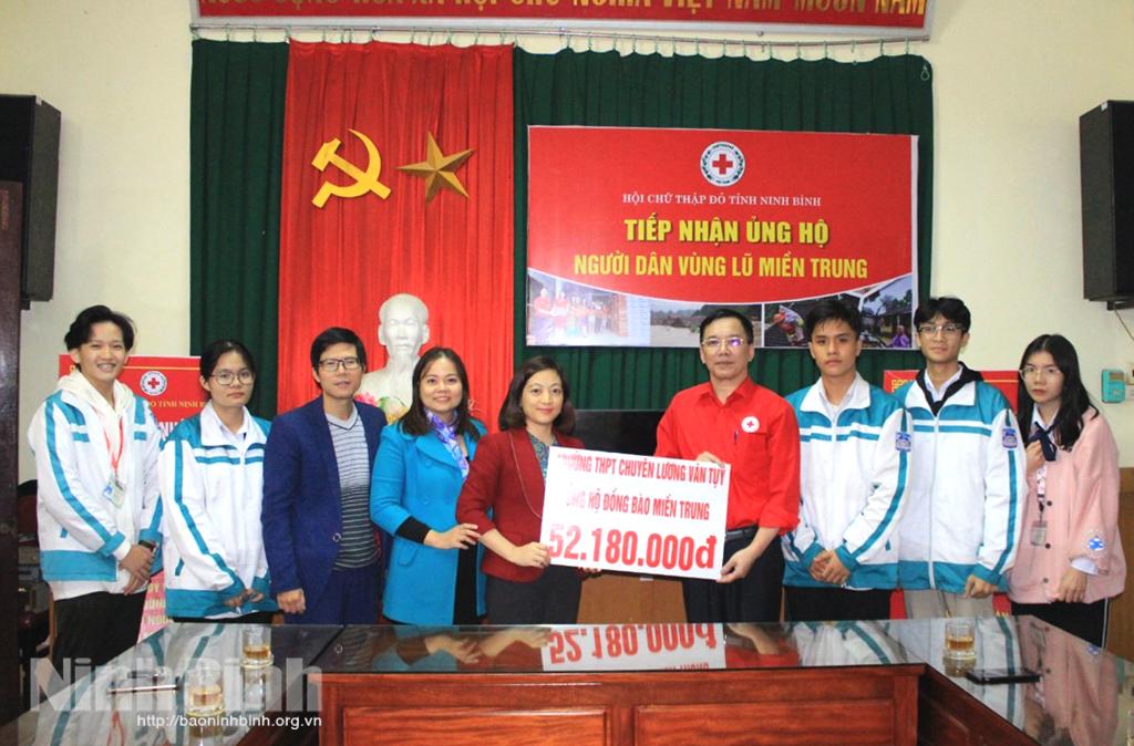 Hội Chữ thập đỏ tỉnh tiếp nhận hàng trăm triệu đồng và trên 20 tấn gạo ủng hộ đồng bào miền Trung