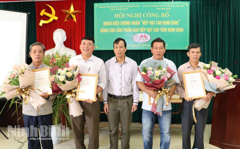 Công bố nhãn hiệu chứng nhận "Nếp hạt cau Ninh Bình"