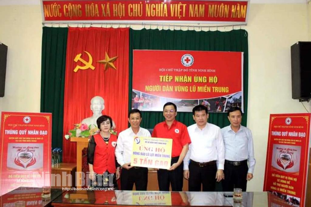 Hội Chữ thập đỏ tỉnh Ninh Bình tiếp nhận trên 400 triệu đồng ủng hộ đồng bào miền Trung bị ảnh hưởng bởi lũ lụt