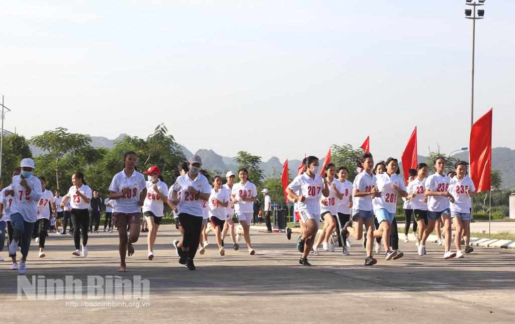 Lễ phát động "Ngày chạy Olympic vì sức khỏe toàn dân" và giải Việt dã thành phố Tam Điệp