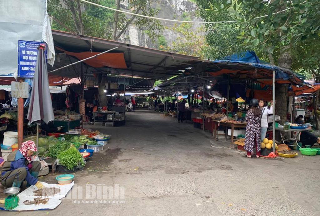 Người dân thắt chặt chi tiêu do ảnh hưởng dịch bệnh, mưa bão