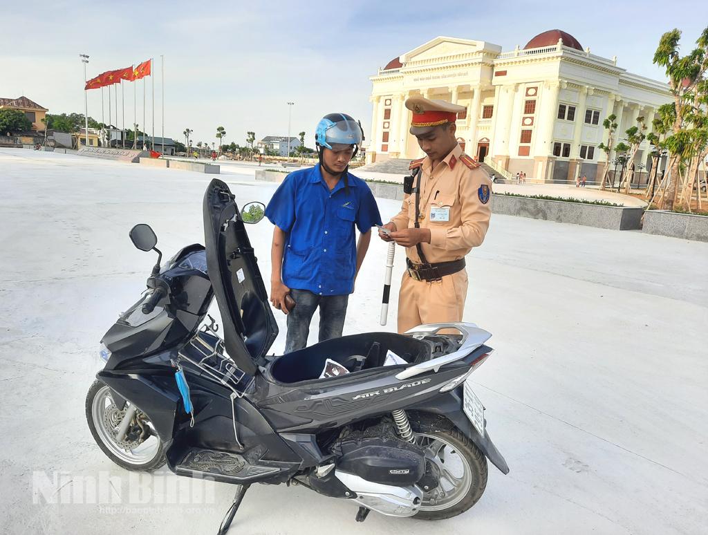 Tăng cường hơn nữa công tác đảm bảo trật tự ATGT những tháng cuối năm