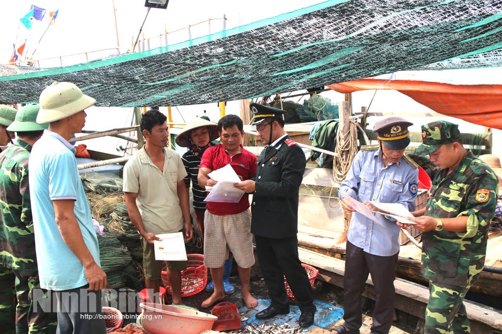 Ra quân kiểm tra chống khai thác hải sản bất hợp pháp trên vùng biển Ninh Bình