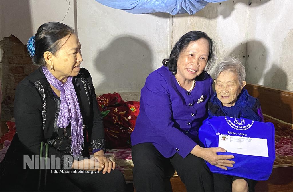 Chủ tịch Trung ương Hội Người cao tuổi Việt Nam tặng quà cho người cao tuổi Ninh Bình