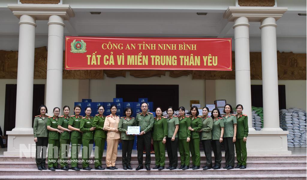 Công an tỉnh ủng hộ 900 triệu đồng cho 3 tỉnh miền Trung