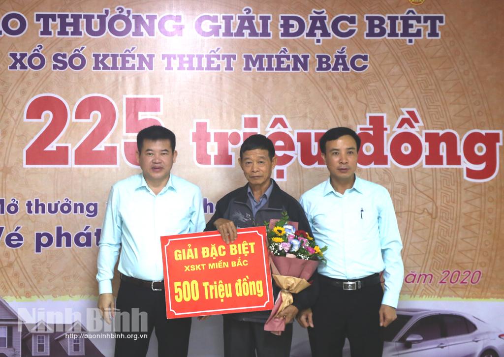 Công ty Xổ số kiến thiết Ninh Bình trao giải Đặc biệt