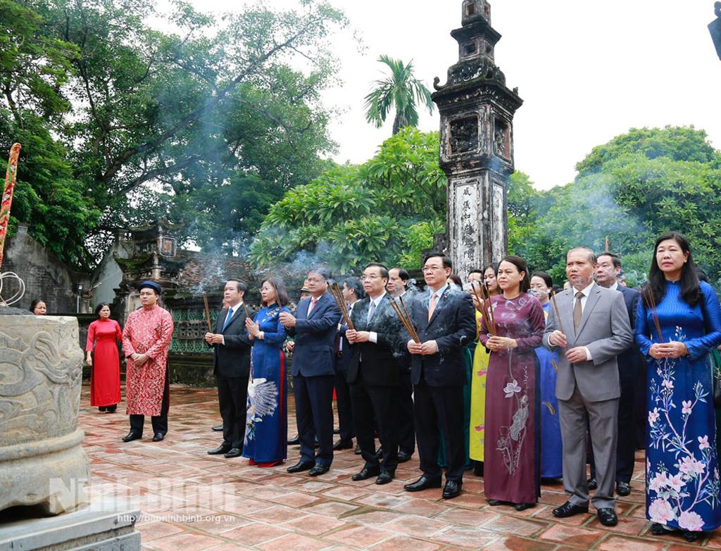 Đoàn đại biểu thành phố Hà Nội dâng hương tưởng niệm tại Cố đô Hoa Lư