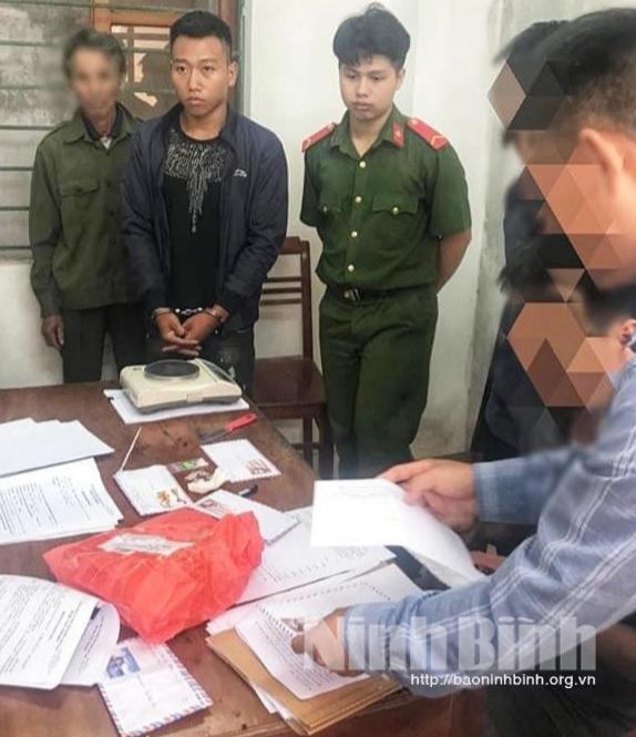 Bắt 2 đối tượng bán ma túy ở cổng trường Đại học Hoa Lư