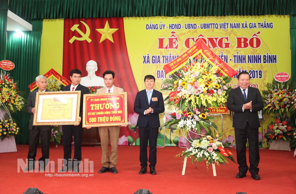 Gia Thắng đón Bằng công nhận xã đạt chuẩn nông thôn mới