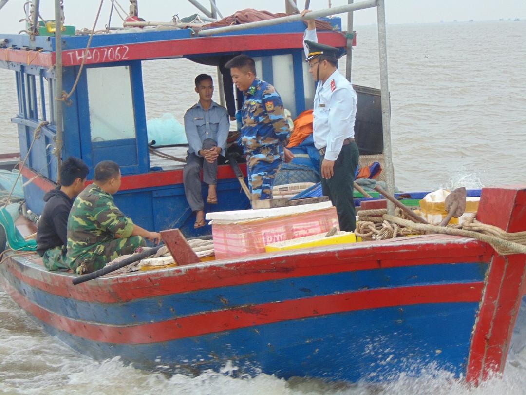 Kiểm tra gần 50 phương tiện khai thác thủy sản