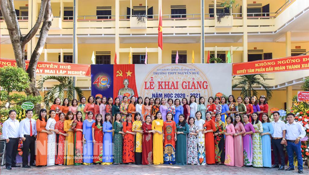 Phát huy truyền thống 40 năm, Trường THPT Nguyễn Huệ không ngừng đổi mới, nâng cao chất lượng giáo dục toàn diện