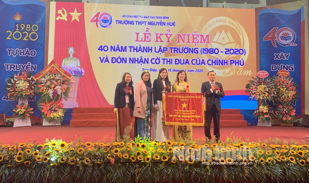 Trường THPT Nguyễn Huệ kỷ niệm 40 năm ngày thành lập và đón nhận Cờ thi đua của Chính phủ