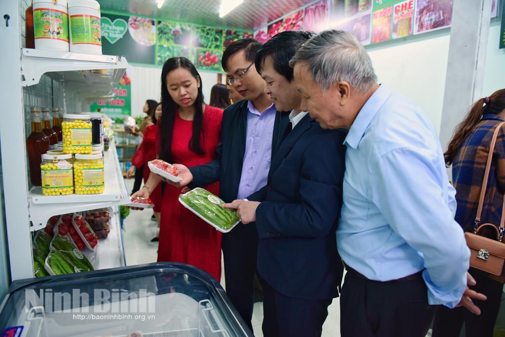 Khai trương cửa hàng nông sản an toàn Hoa Lư