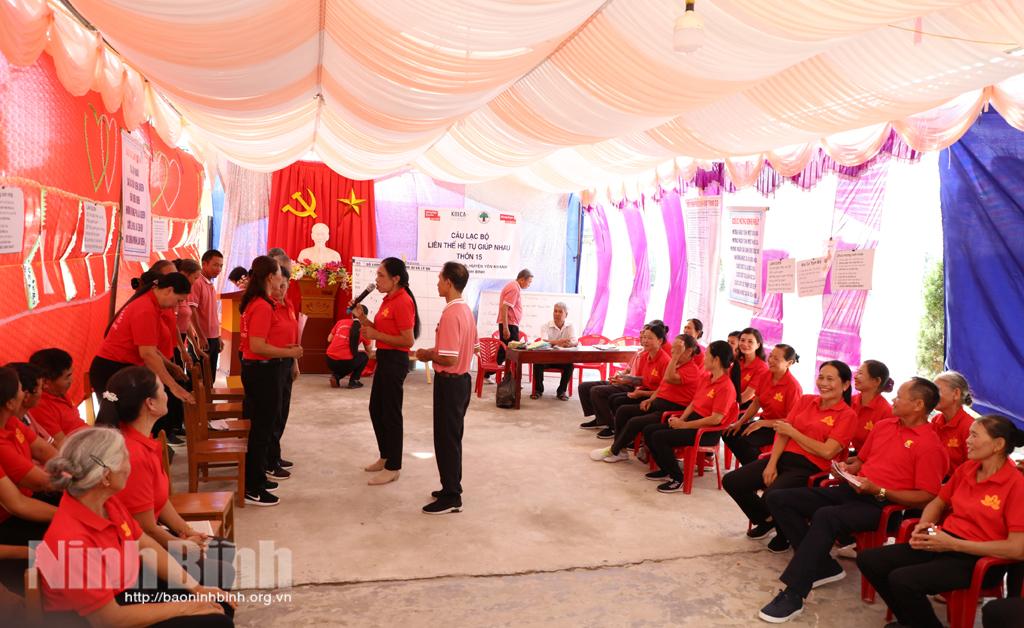 CLB Liên thế hệ tự giúp nhau thôn 15, xã Khánh Trung tổ chức sinh hoạt