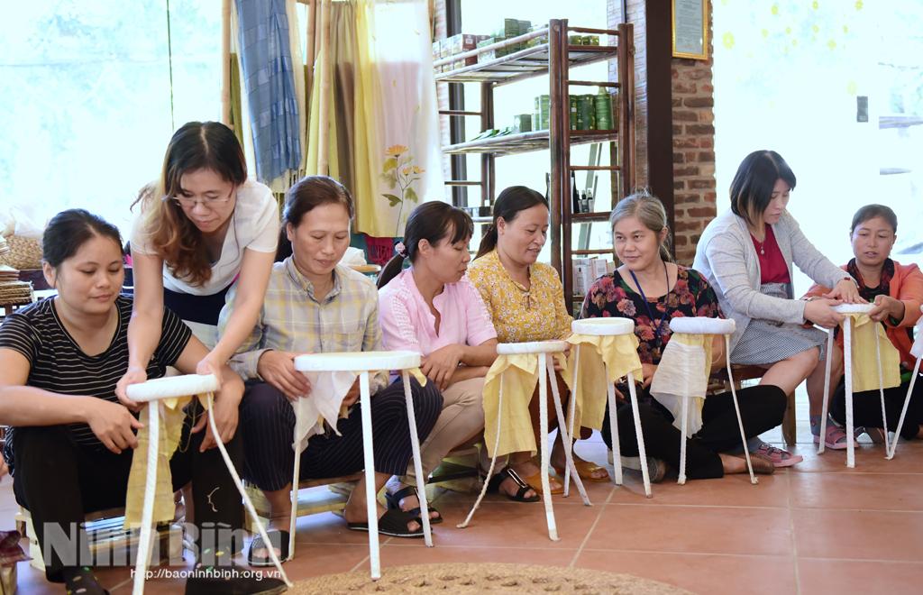 Khai giảng lớp dạy nghề thêu ren thủ công