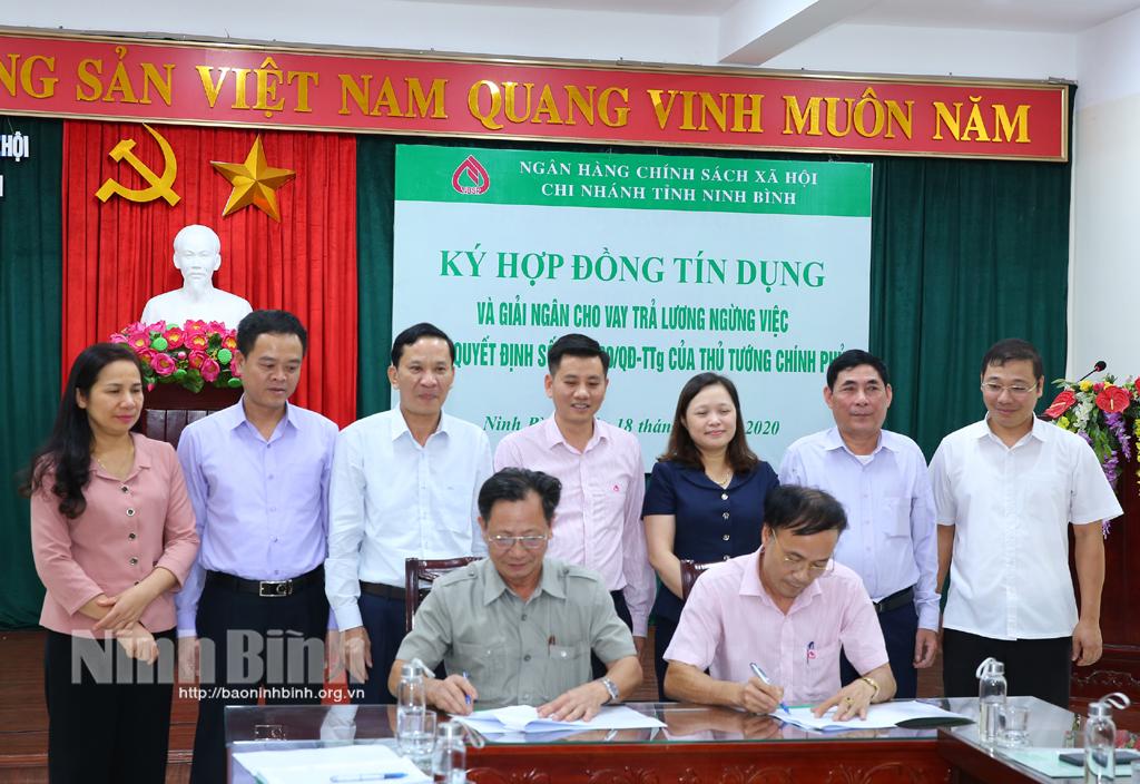 Ngân hàng CSXH tỉnh giải ngân cho vay trả lương người lao động ngừng việc