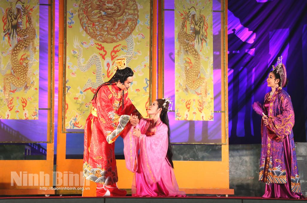 Tổ chức biểu diễn vở cải lương "Phận má đào"