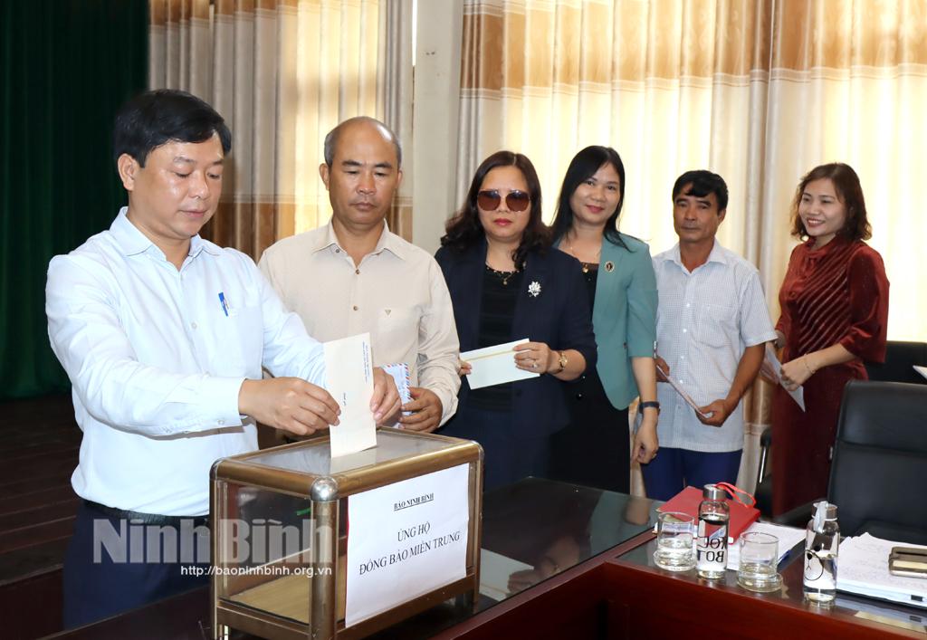 Báo Ninh Bình quyên góp ủng hộ đồng bào miền Trung bị ảnh hưởng bởi lũ lụt