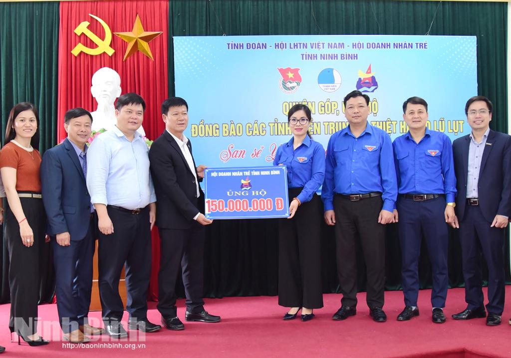 Hội Doanh nhân trẻ tỉnh tiếp nhận ủng hộ đồng bào miền Trung