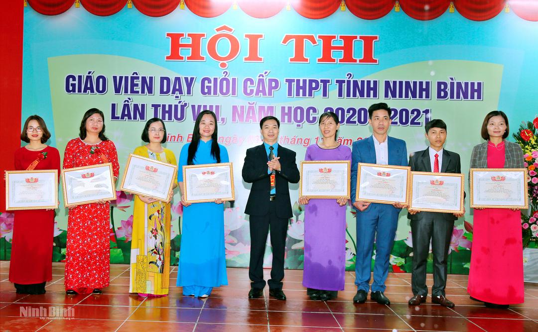 Phát huy vai trò của nhà giáo trong sự nghiệp giáo dục và đào tạo