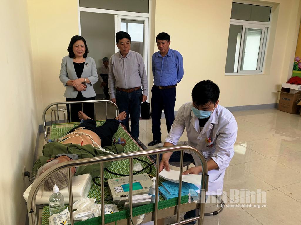 Khám, tư vấn sức khỏe cho người có công huyện Yên Khánh