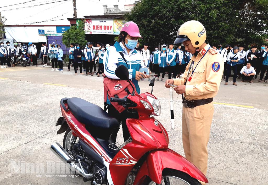 Công an huyện Kim Sơn tập trung kiểm tra, xử lý thanh, thiếu niên vi phạm khi tham gia giao thông