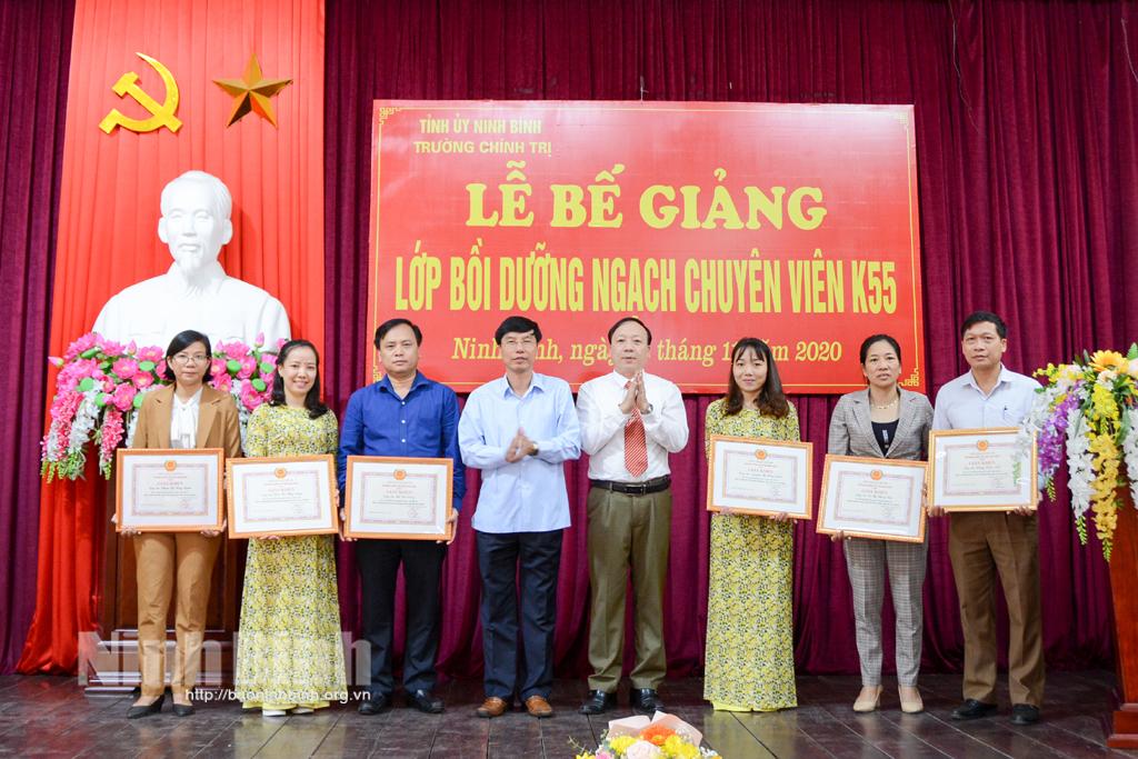 Bế giảng lớp bồi dưỡng ngạch chuyên viên khóa 55