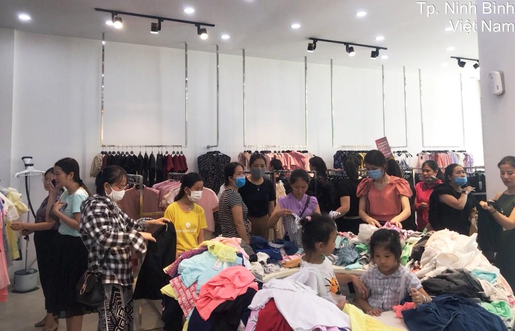 Sôi động ngày giảm giá "Black Friday"