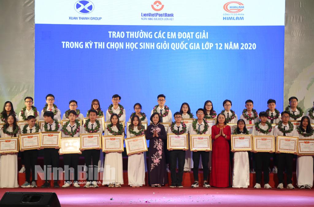 Chương trình "Chắp cánh ước mơ", khen thưởng học sinh, sinh viên đạt thành tích xuất sắc năm 2020