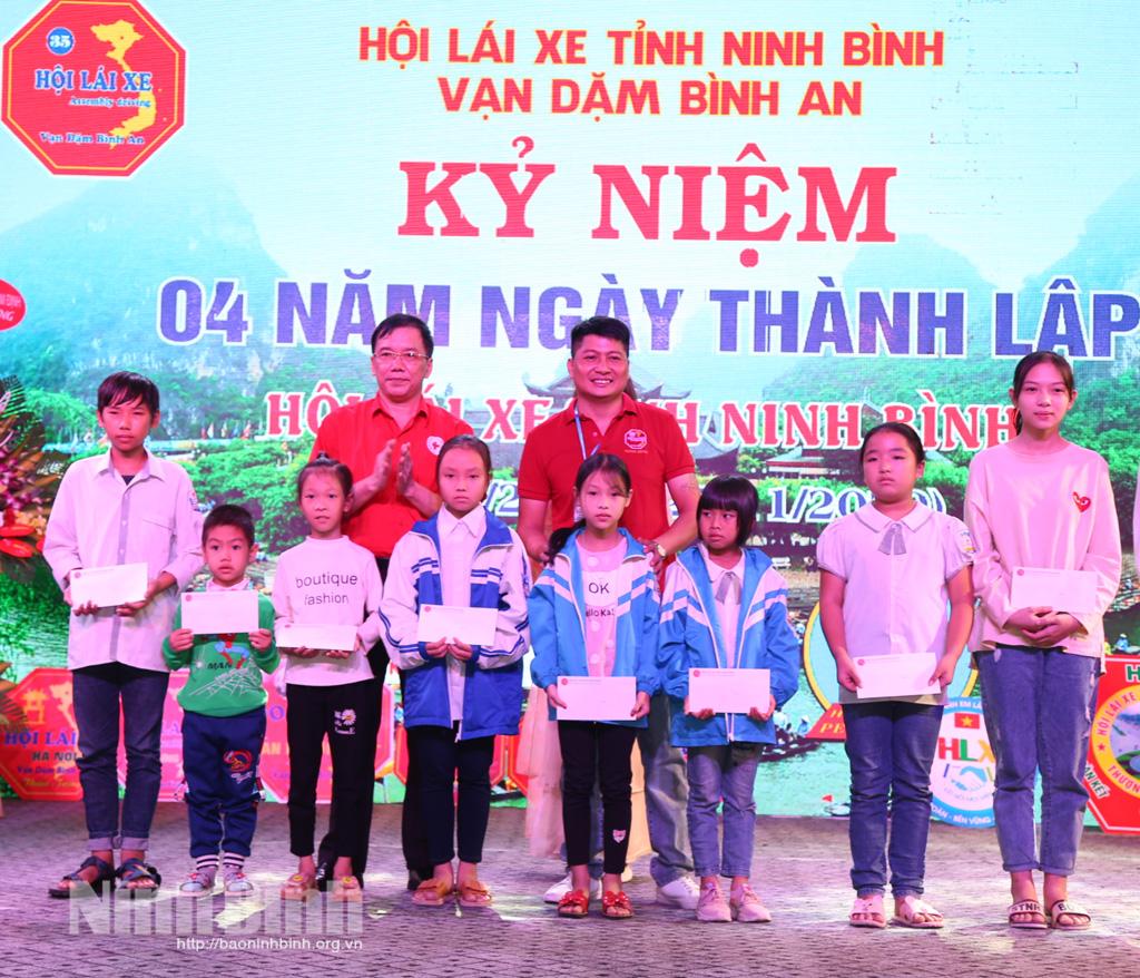 Hội Lái xe Ninh Bình trao quà cho các em học sinh có hoàn cảnh khó khăn