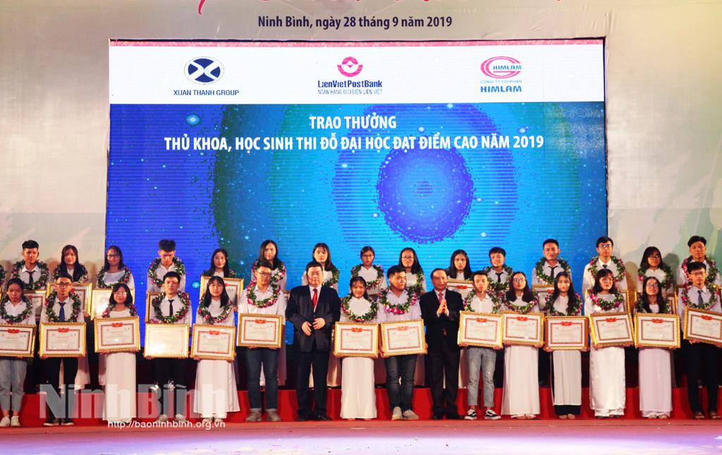 Tối nay, Quỹ KHKT Đinh Bộ Lĩnh trao thưởng cho 277 lượt học sinh, sinh viên tiêu biểu