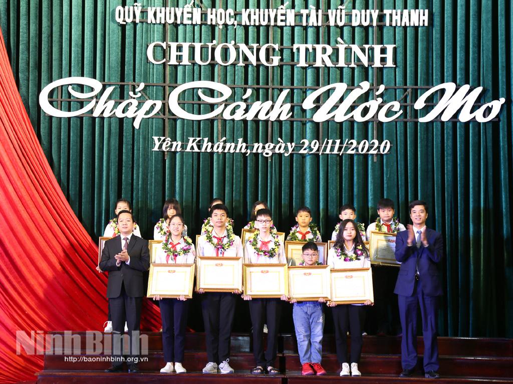 Quỹ khuyến học khuyến tài Vũ Duy Thanh khen thưởng học sinh, sinh viên năm học 2019-2020