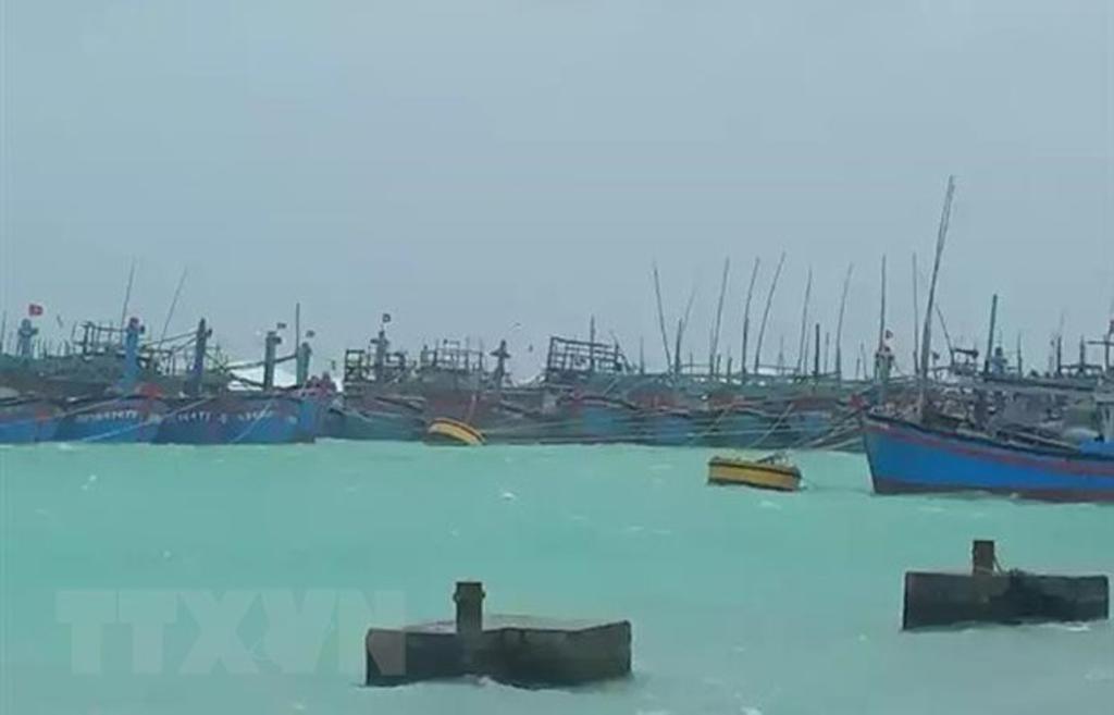 Bão số 10 đi vào đất liền các tỉnh từ Quảng Ngãi đến Khánh Hòa