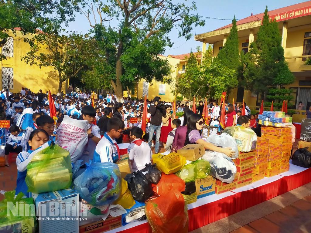 Trường THCS Lê Hồng Phong ủng hộ đồng bào miền Trung hơn 100 triệu đồng