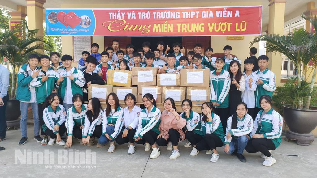 Trường THPT Gia Viễn A ủng hộ đồng bào miền Trung bị lũ lụt gần 40 triệu đồng