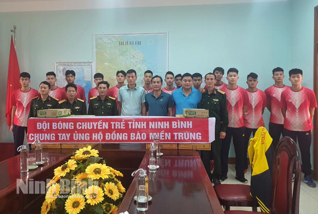 Tuyển bóng chuyền trẻ Tràng An Ninh Bình ủng hộ đồng bào miền Trung