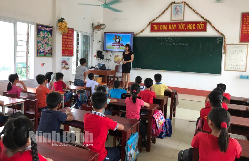 Cảnh báo tình trạng trẻ em học, làm theo các video trên mạng internet