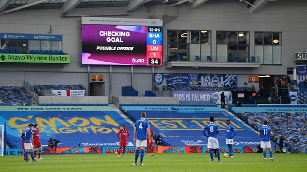 Premier League: Liverpool mất điểm vì VAR, Man City thắng tưng bừng